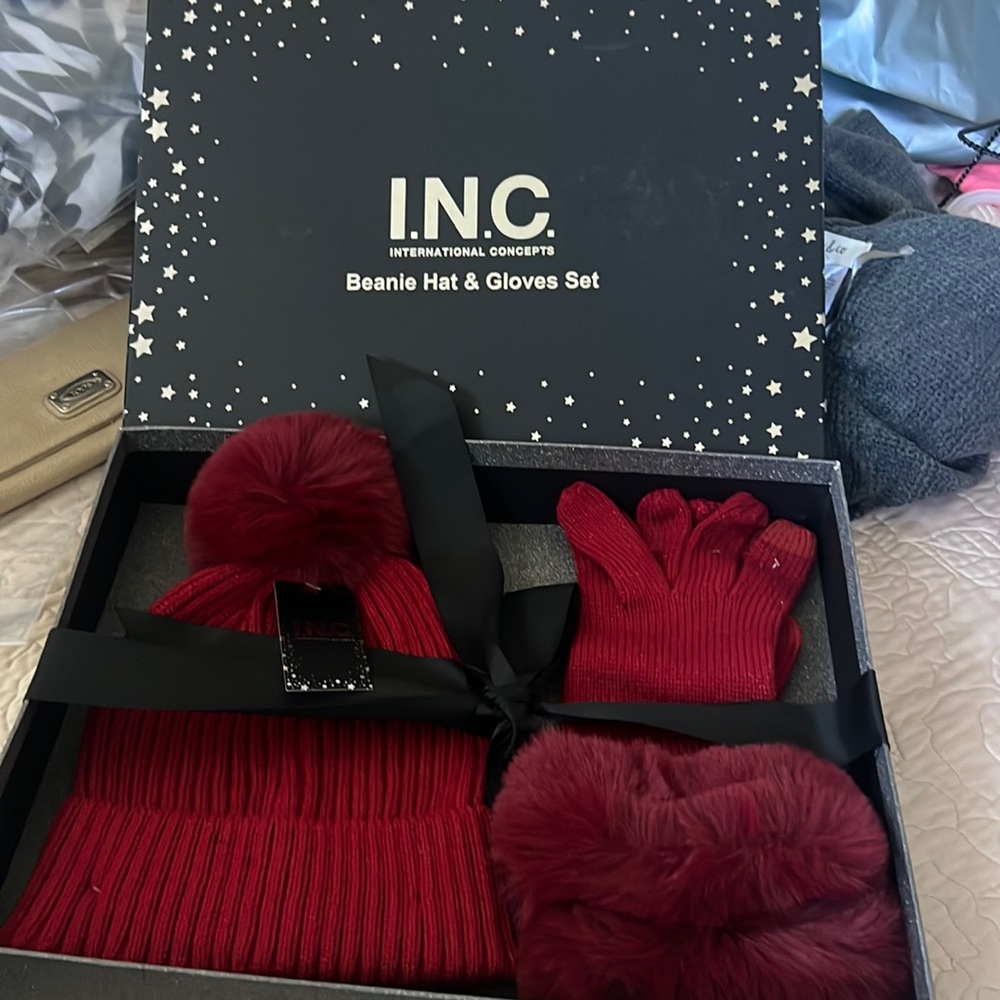 🎄Firm Price🎄IN.C.
INTERNATIONAL CONCEPTS
Beanie Hat & Gloves Set RED NEW